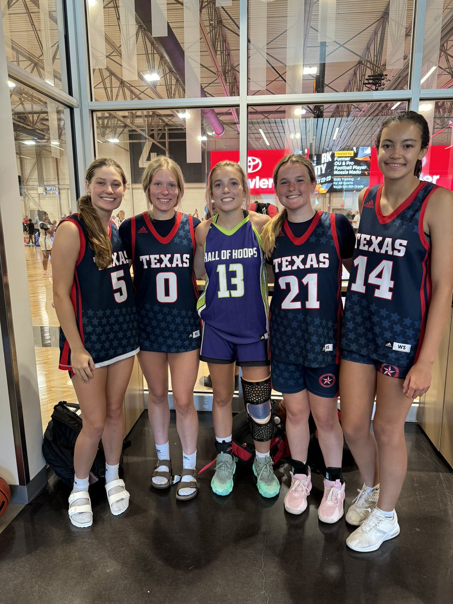 thefaithleague's tweet photo. @TLSBasketball 
This was such a special part of the weekend for our family.  TSL
 has so many wonderful families. It was great to get to spend some time with a few of them. Much love and respect.  #GratefulBlessed . @avery_mcclung @PhoenixGarb @Kayla_G_Coyle @TraceyStellato https://t.co/KqwfmEORWy