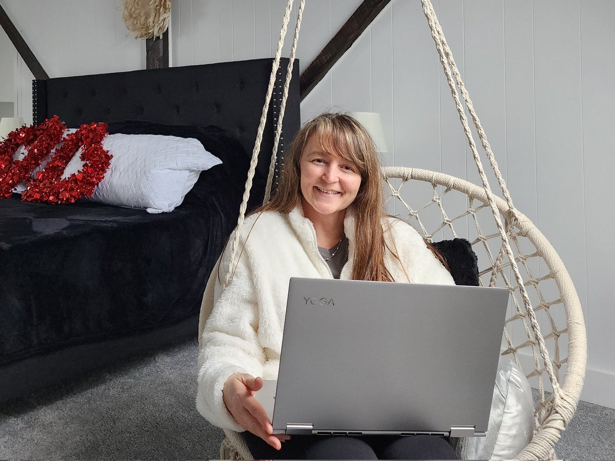 An introduction?
   Heck yeah!
Hey #WritingCommunity,
I'm Donna -writer &amp; 🐾🩺
I #amquerying speculative women's fiction... a sorta veterinary GREY'S ANATOMY with the ghost of 1st female vet, endearing animals, angst💕, and a superpower to help sick animals 🐾