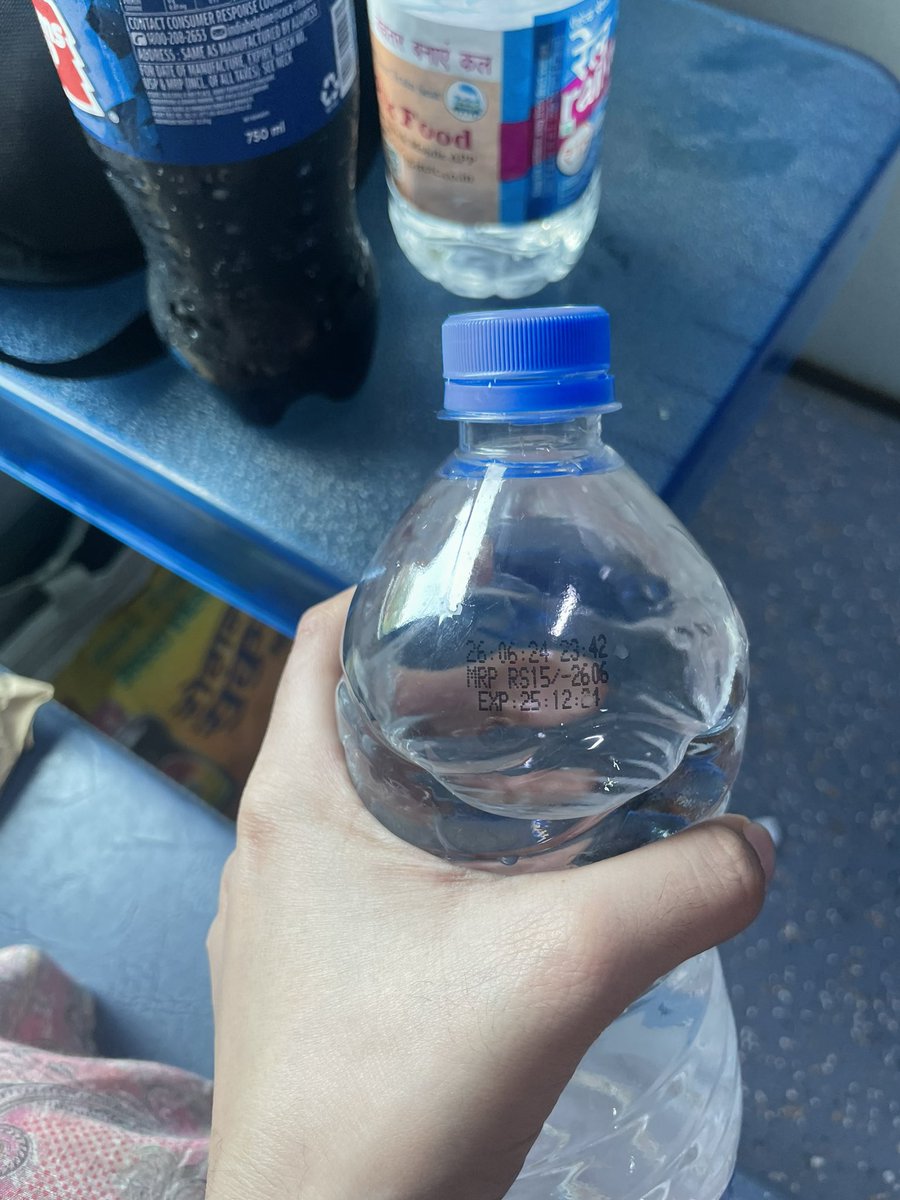 dr_dwiv1's tweet photo. @RailwaySeva Gkp railway station platform no 3. And there was no number at the stall.. not only this stall but none of the stall has any number https://t.co/ATSnHalHuN