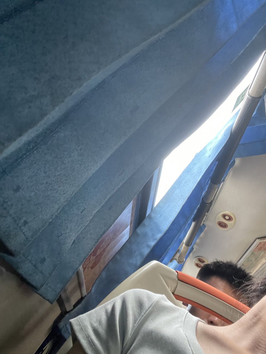 Delete_888's tweet photo. 公交露出系列讨厌死最近的天气了 头发都不想散着上车后发现车上好多大爷大哥 拿出手机偷偷拍发现我后边做了一个男生 他在偷瞄  估计应该是看到了我就写手机上说可以用你的左手摸我奶子我拍个视频嘛他不同意怕我说他性骚扰@wsdsbs @woshuaibao @hutuiaitewo @meiridabishai https://t.co/44zkEtluQl