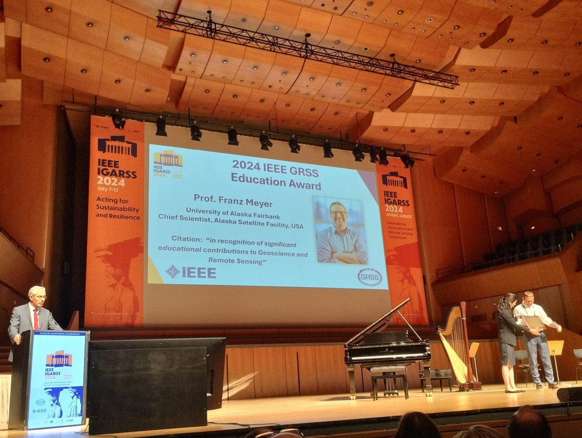 🏆 This year's IEEE GRSS Education Award was presented to Prof. Franz J. Meyer  "in recognition of significant education contribution to geoscience and remote sensing." 🌍🛰️ 

#IEEEGRSS #EducationAward #Geoscience #RemoteSensing