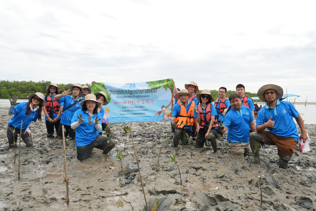 CSCECASIAPACIFC's tweet image. Our team from China-Thailand High-Speed Railway Project volunteered in the mangrove forest natural reserve in Samut Songkhram. We worked together to plant saplings along the mud bank. Let&apos;s take actions to protect the environment and promote biodiversity!