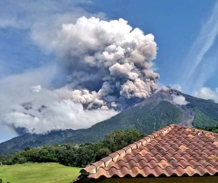 elpruvianu's tweet photo. 🔴 Me acaba de pillar de pleno la ERUPCIÓN del PICU URRIELLU.

A mí ya me han cancelado el HOTEL porque en ASTURIAS van a cerrar ya el ESPACIO AÉREO. Lo siento por la gente de la zona, pero dicen que NO ME DEVUELVEN EL DINERO. ¿Esto es legal?

#ErupcionPicuUrriellu https://t.co/sfy6NmqVes
