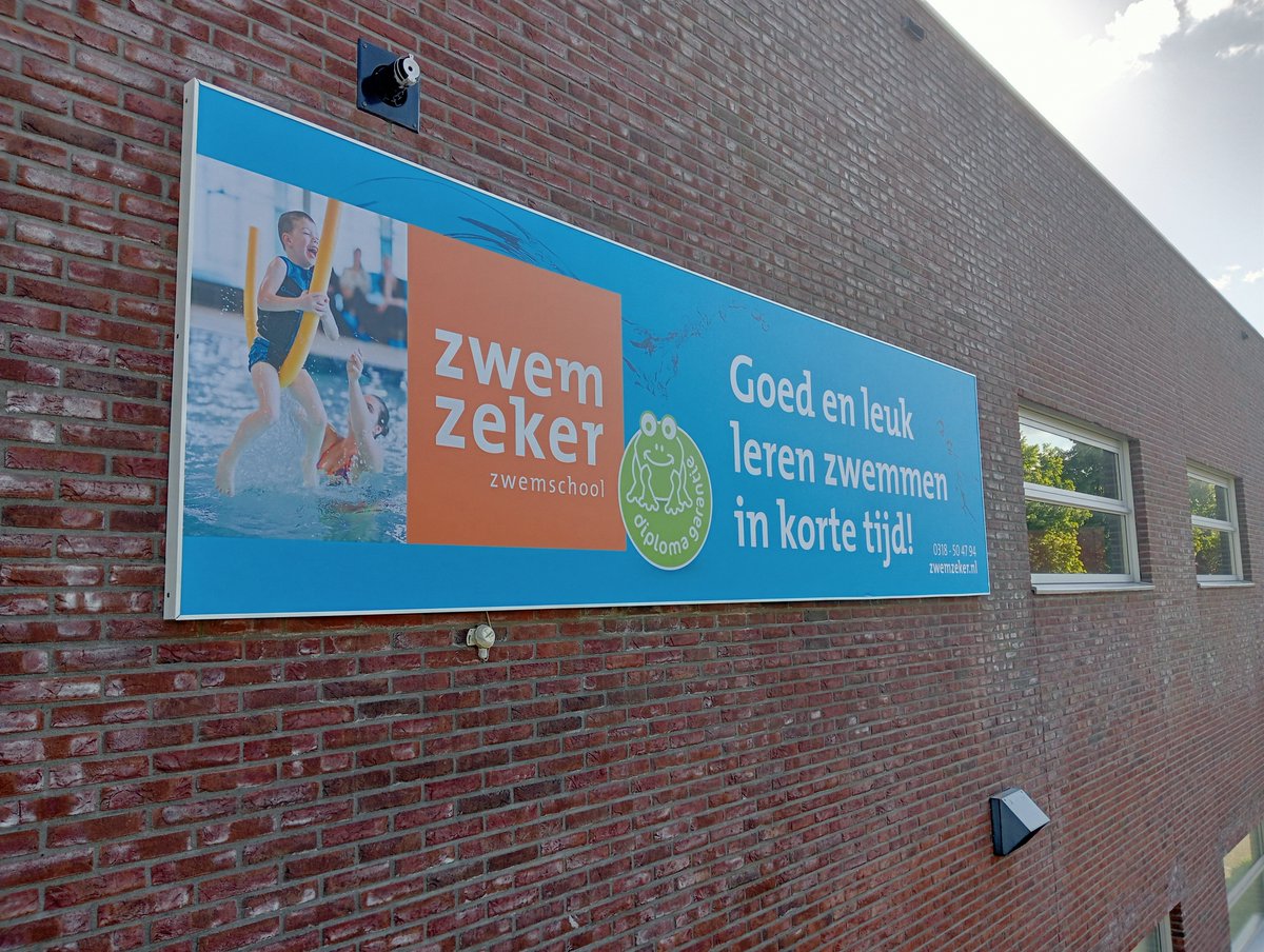 brushreclame's tweet photo. Afgelopen week hebben wij 2 #EasyFrame Outdoor textielframes met #fullcolourprint gemonteerd op de nieuwe locatie van @ZwemZeker 

#buitenreclame #reclame #gevelreclame #fullcolour #textielframe #outdoor #belettering https://t.co/7BhFoJdlkQ