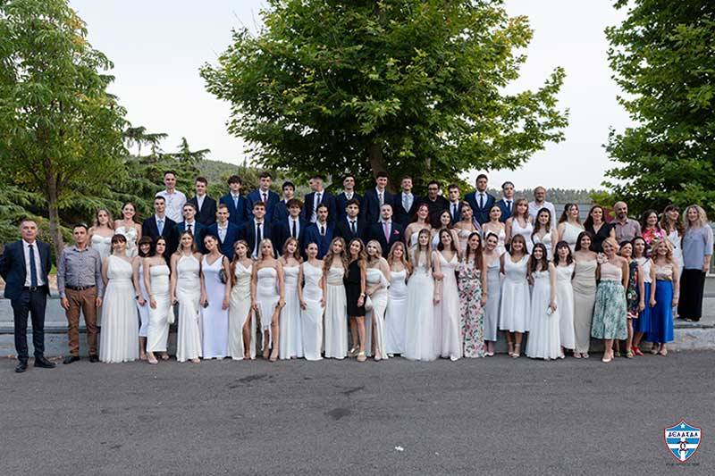 Σε κλίμα συγκίνησης και χαράς πραγματοποιήθηκε στην Αίθουσα Εκδηλώσεων του Κολεγίου «ΔΕΛΑΣΑΛ» την Τετάρτη, 𝟮𝟲 Ιουνίου, η Τελετή Αποφοίτησης🎓💙 της Γ΄ Λυκείου. Διαβάστε περισσότερα: delasalle.gr/index.php/grad…