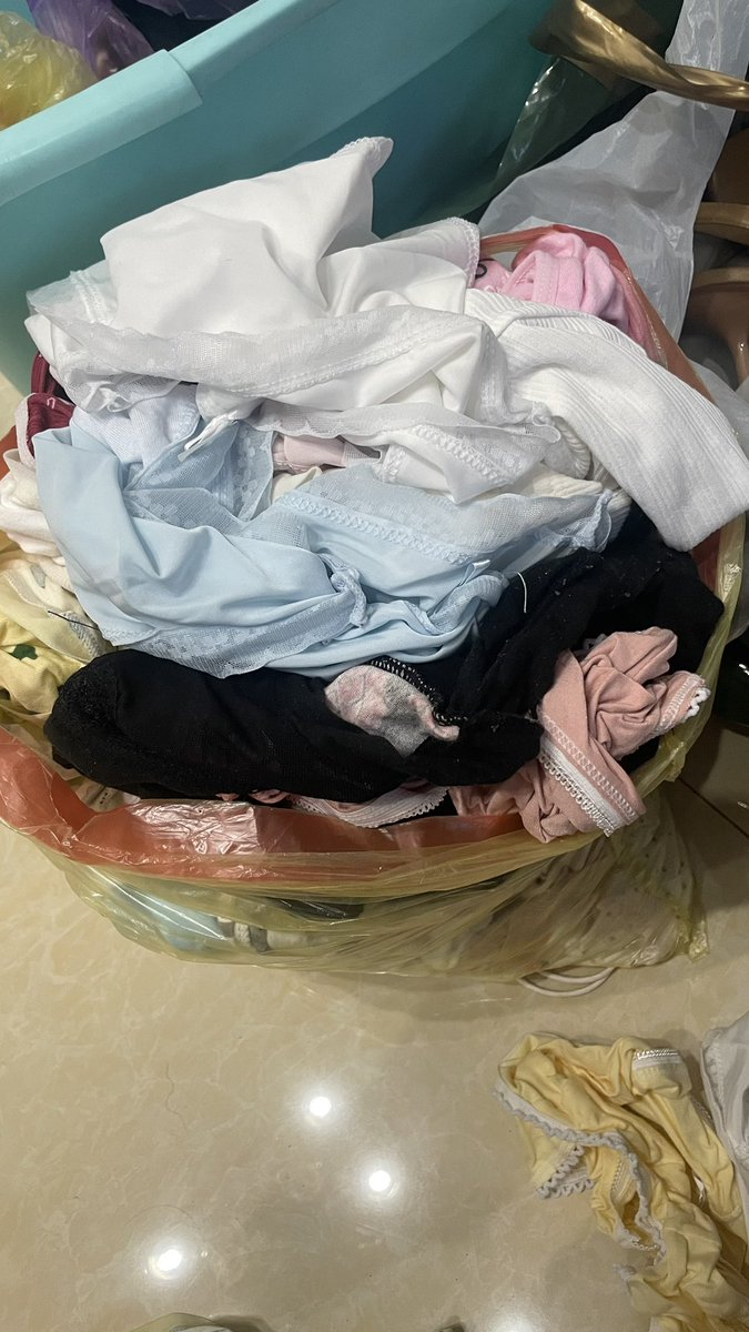 接上条lo娘学妹宿舍，她们四个今天搬走了，帮她们搬宿舍整到大量不要的丝袜内衣裤。关注转发这条，7.9晚上抽五位送。更多的慢慢更新。