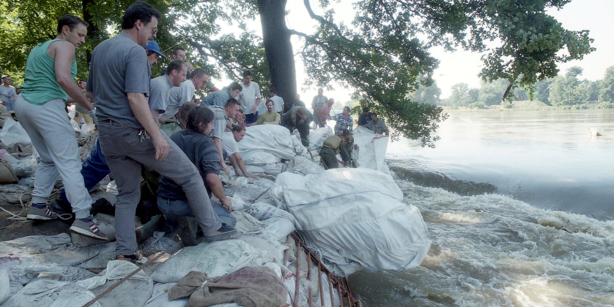 Walczyli jak lwy. 10 tys. osób ratowało wrocławskie ZOO przed powodzią w 1997 r. Zobaczcie archiwalne zdjęcia 📷wro.news/RocznicaPowodzi