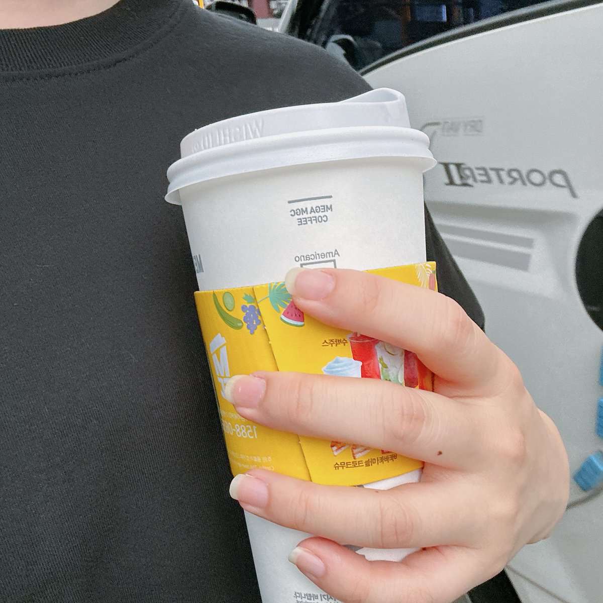 원장 막내 딸램이가 왔다
사모가 커피 심부름을 시키더니
내꺼만 뜨거운거 사다주....ㅁ...
귀여웠는데.... 덕분에 하루종일 식혀 마시는중 ...
더운데... 뜨거운거... 나한테 왜그래...
내가 아이스티 안시켜서굴애...?̊̈ 🥲

가는길에 흙탕물도 밟았어 .... 𝙎𝙄𝘽𝘼𝙇

#퇵은