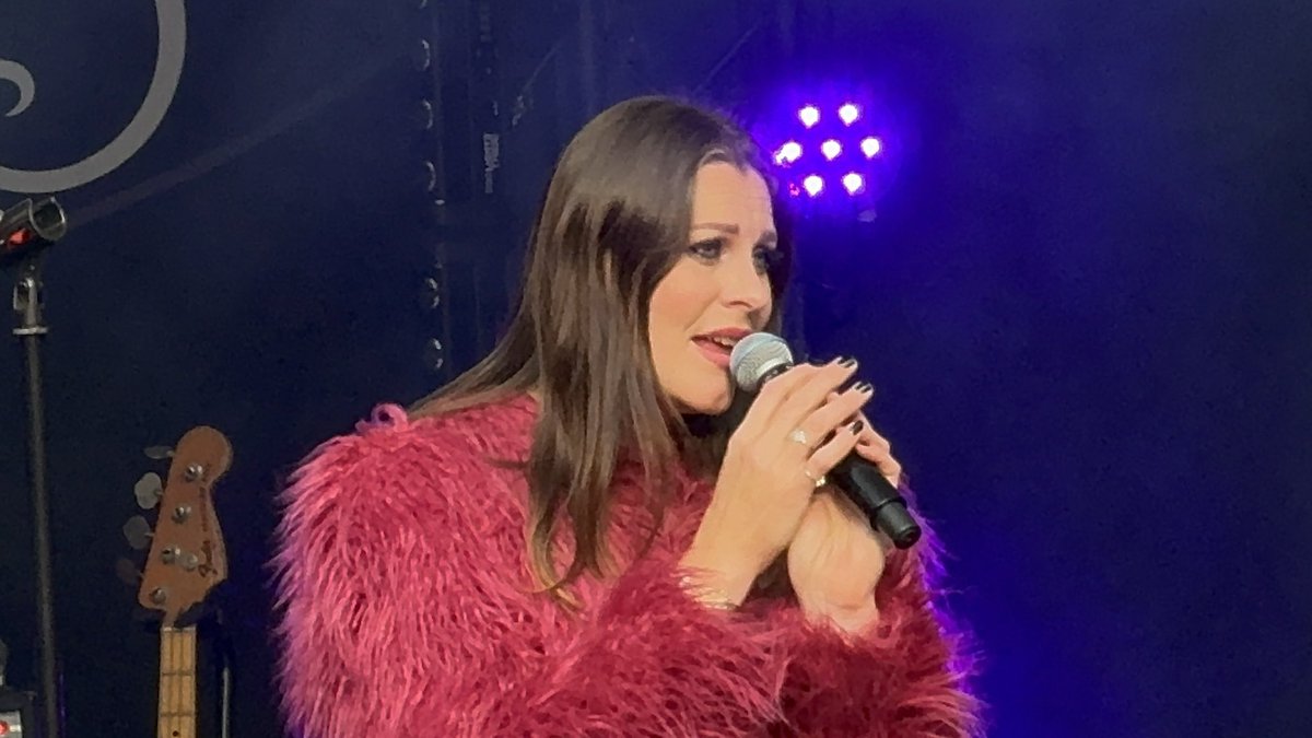 patrick_K68's tweet photo. @FloorJansen_ Ik was bij de avondshow! Enorm genoten. Een beetje regen mocht de pret niet drukken. Heel erg bedankt @FloorJansen_ en team. 🤘🏻 https://t.co/t1i47kwwif