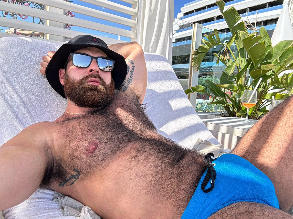 😎🐻☀️🔥🌈💙 #pool #ibiza #corsohotelibiza #piscina #chill #relax #vibes #instagood #mood #instamood #bear #hairy #oso #beard #sunny #inked #tattoo #spain #holiday #travel #baleares #island #mediterranean #chillvibes #sunday
