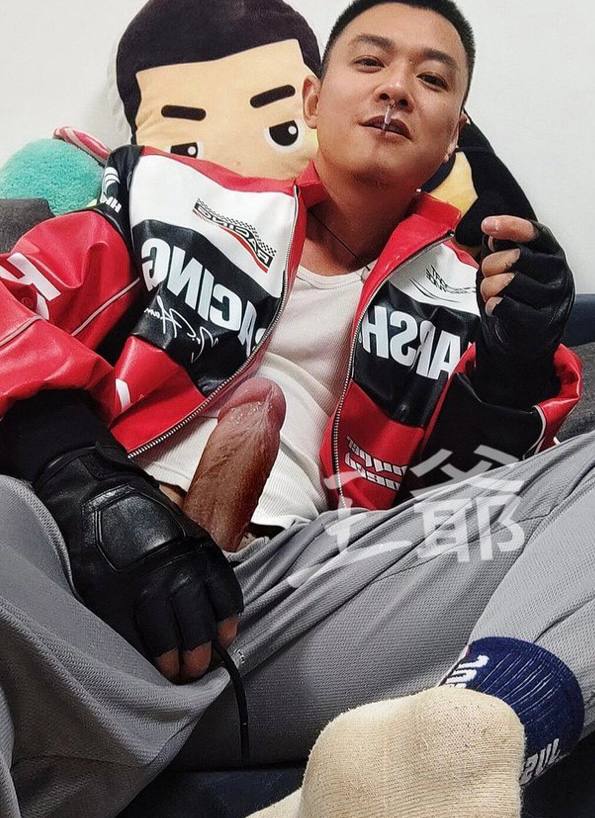 骑行结束，大屌也随着荷尔蒙爆发起来，和我在一起会有不一样的体验，有趣的大脑搭配强大的性能力，你值得拥有，私我宝子们！