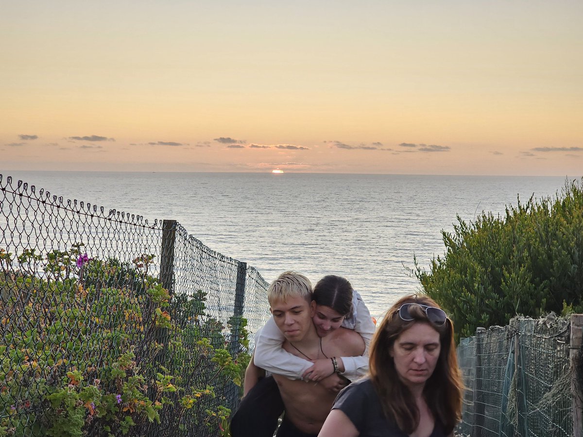 ElBlogdeEmilio's tweet image. Buenos días #PiñaDigital Ayer me llevé a la tropa de excursión a la playa. La vuelta fue cuanto menos, curiosa.