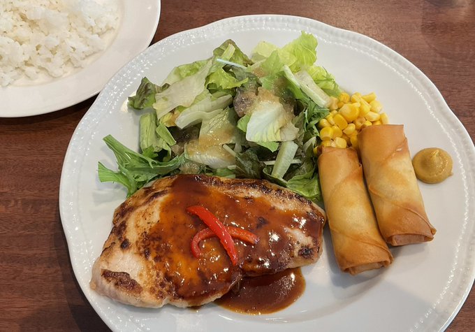 遅い朝飯はロイホの洋食ランチ。今日はポークソテーに春巻きだ。
遅い昼飯は冷やし中華。具を乗せすぎたか。そしてカラシでツーン。そういやどっちもカラシ付いてるな。 