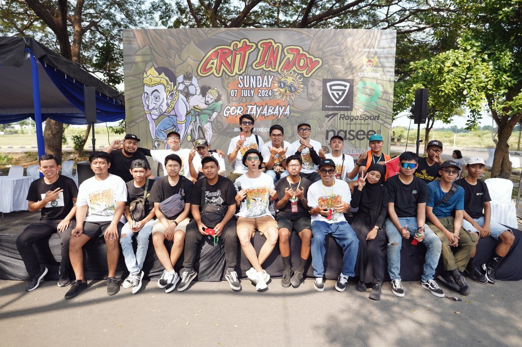 yekelisuzu_'s tweet photo. Gak ngurus!!! Pokok rider, penonton, seng support, panitia, volunteer, fotografer, tukang sound, tukang terop joss kabeh.
#kedirifixedgear #fixedgearconnection https://t.co/sh5eBBjVw9