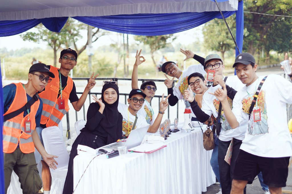 yekelisuzu_'s tweet photo. Gak ngurus!!! Pokok rider, penonton, seng support, panitia, volunteer, fotografer, tukang sound, tukang terop joss kabeh.
#kedirifixedgear #fixedgearconnection https://t.co/sh5eBBjVw9