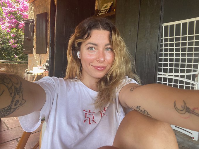 Я иногда замечаю комментарии что пишут, что я страшная или типо того . Я чего то не понимаю?? Это же