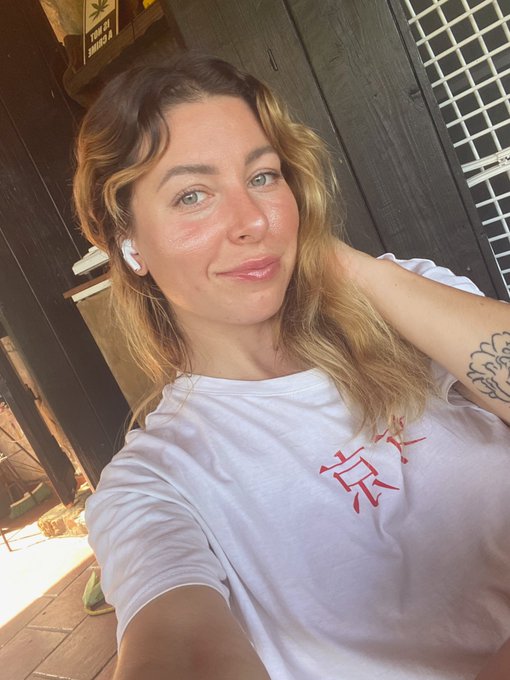 Я иногда замечаю комментарии что пишут, что я страшная или типо того . Я чего то не понимаю?? Это же