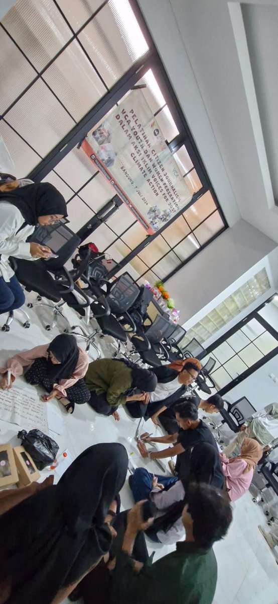 dormaringanhs's tweet photo. Citizen journalism training for amplifying climate stories and actions. VCA Youth Daygreen from Village Dayeuhkolot, Bandung Regency, West Java Provinces, Indonesia.
@WeAreVCA @sdi_net @vcaid_speak 
#wearevca https://t.co/vkquhqQkUS