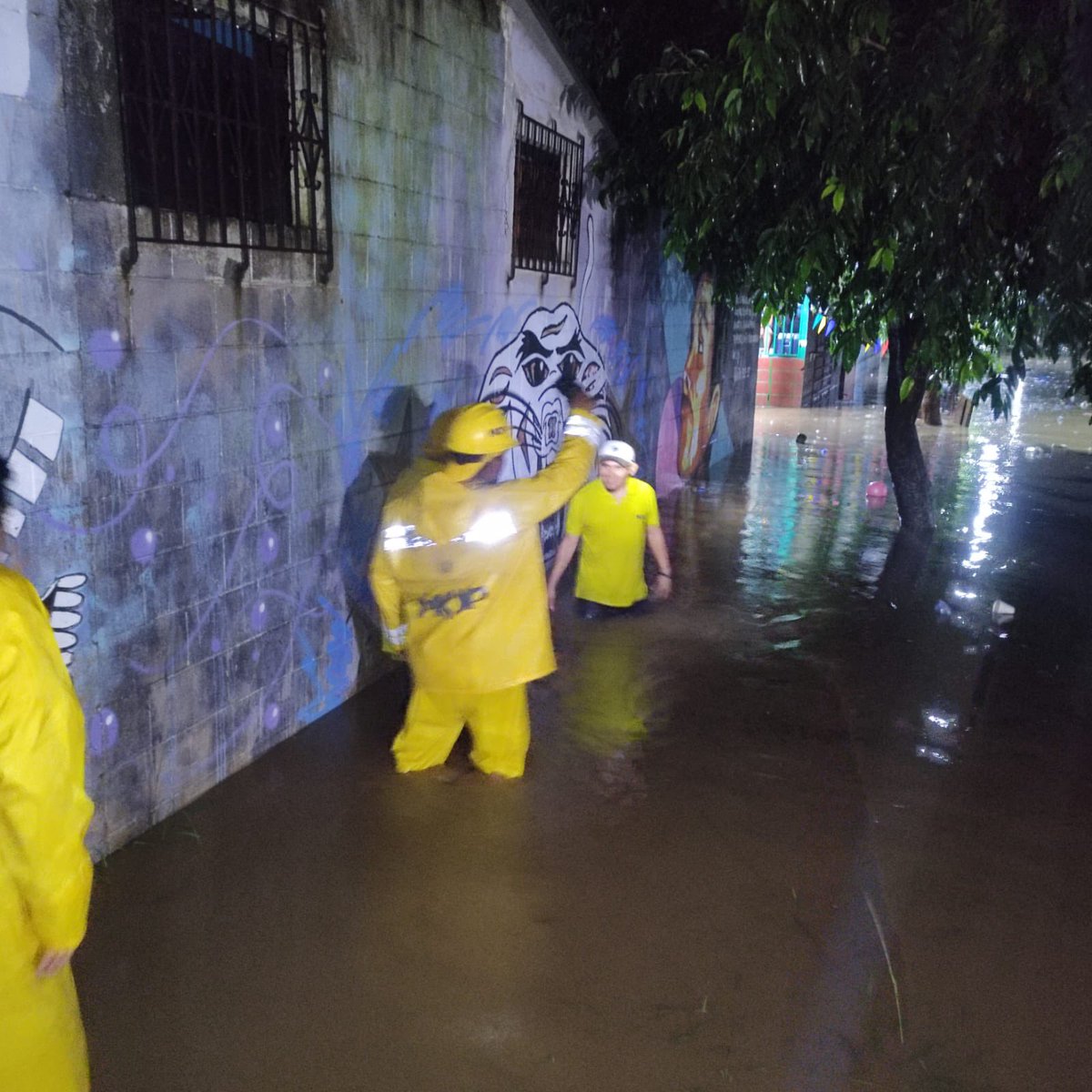 ObrasPublicasSV's tweet photo. En la colonia Montelimar, en Olocuilta, tenemos equipos destapando drenajes. ✅ https://t.co/qPDCKkENTS