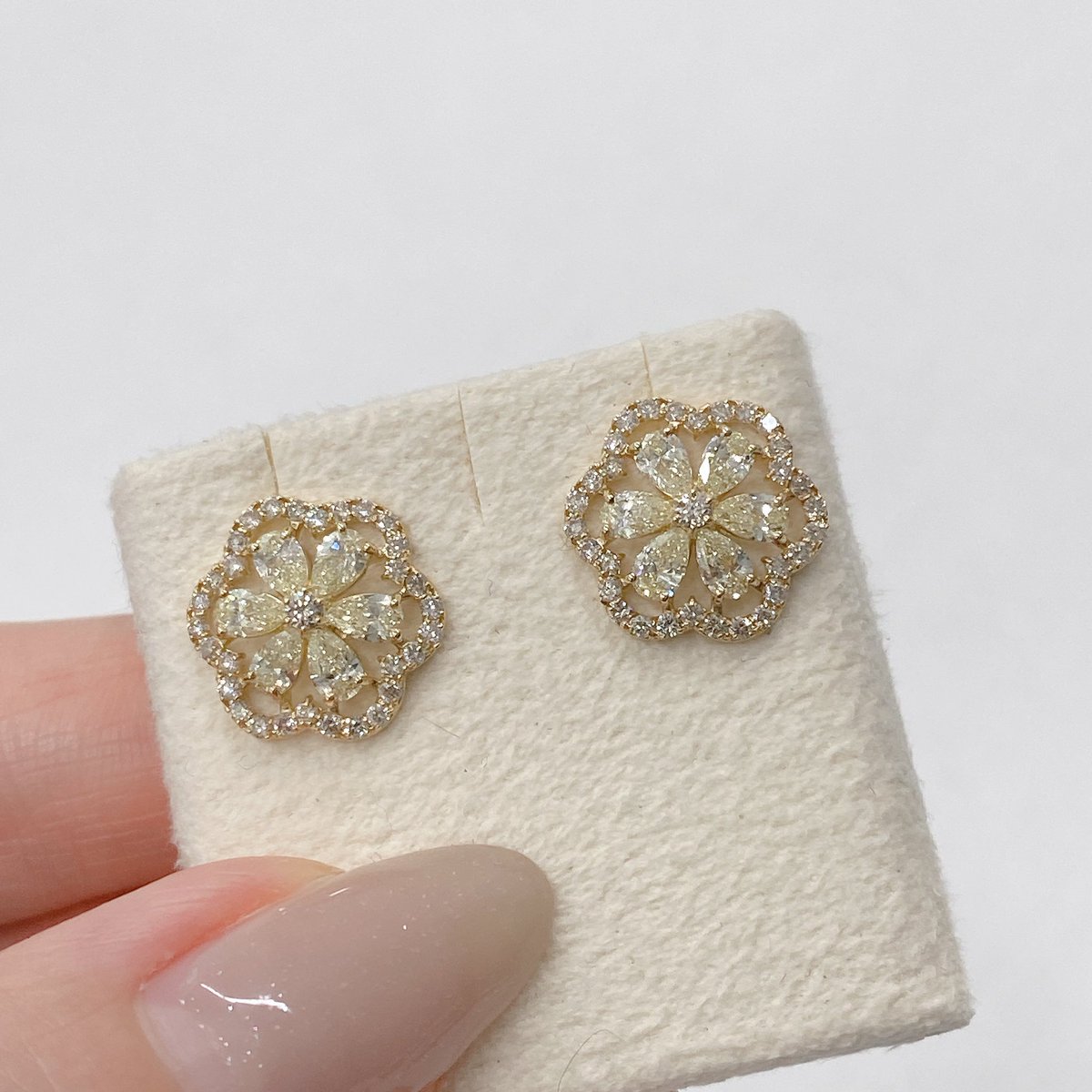 orbjewelry_'s tweet image. お花ピアス🌼
これも商品ページ作ろうかなぁ…🙄

今日のお昼もみんなでストレッチ🏋️‍♀️
足広げて引っ張りっこしたんですけど、股切れそうでした😇

筋肉もつけたいんですが、体も柔らかくしたいですね！

#pearshape
#madeinjapan
#japanquality
#japanjewelry 
#ownfactory