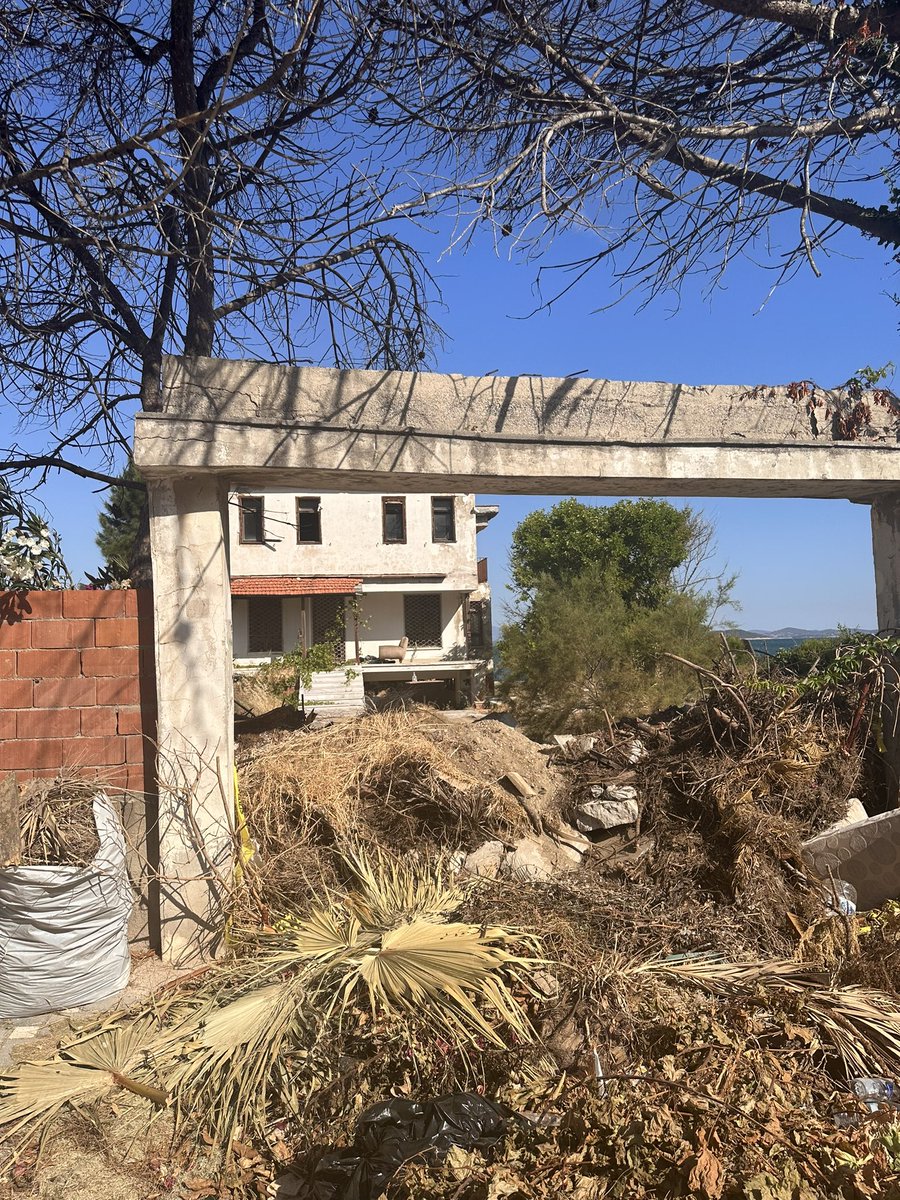 melisunalk's tweet photo. Burası Urla / Şehit Kemal Caddesi’nde özel bir mülkün ön cephesi. Arka cephede duvar bile yok. Ev sahibi gelip eviyle ilgilenmiyor. Biz böyle kendi haline bırakılmış izbe bir harabeyle komşu olmak istemiyoruz. Belediyeden çözüm bekliyoruz. @izmirhim @urlabelediyesi https://t.co/cobms9Q1nd