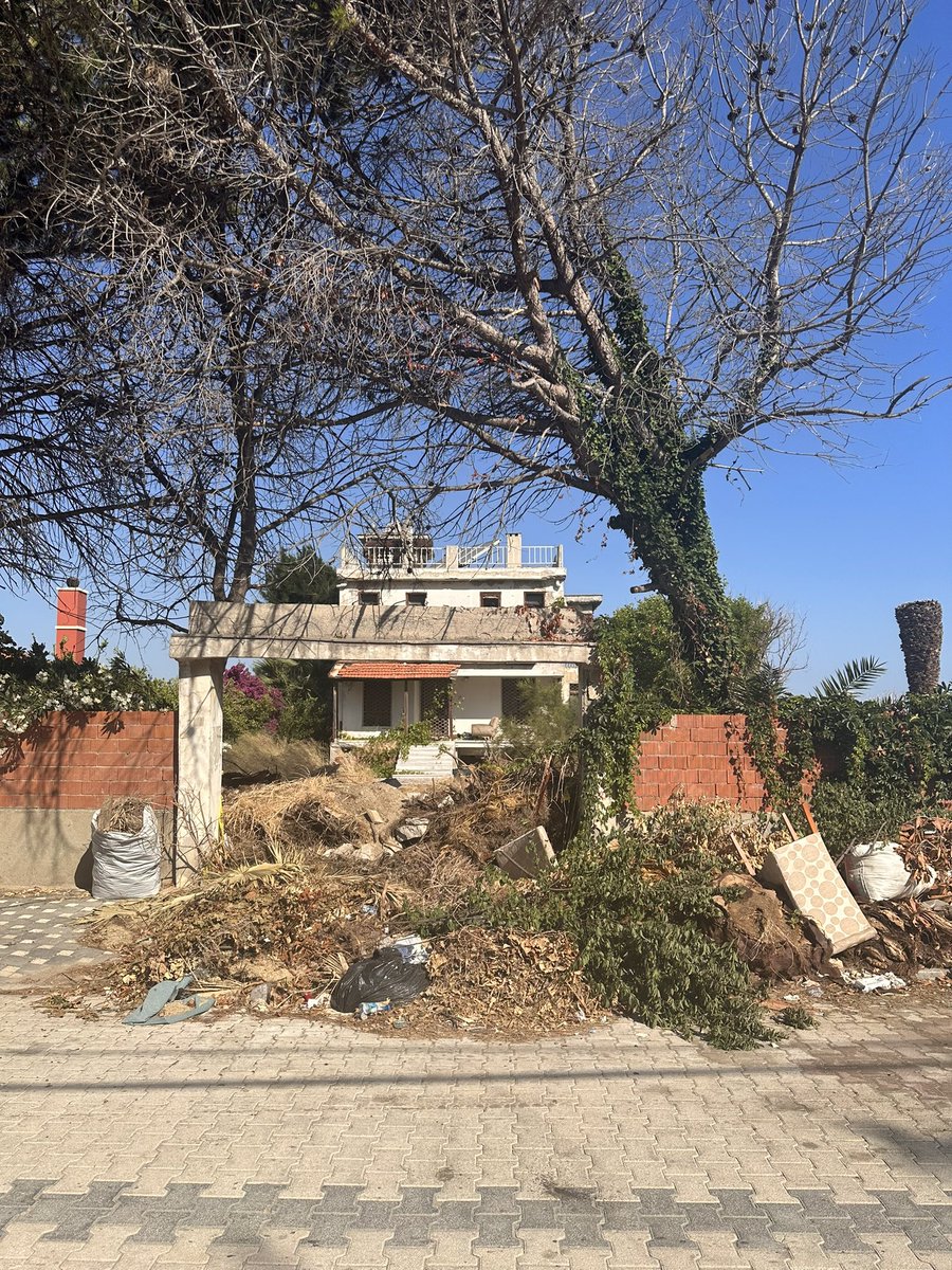 melisunalk's tweet photo. Burası Urla / Şehit Kemal Caddesi’nde özel bir mülkün ön cephesi. Arka cephede duvar bile yok. Ev sahibi gelip eviyle ilgilenmiyor. Biz böyle kendi haline bırakılmış izbe bir harabeyle komşu olmak istemiyoruz. Belediyeden çözüm bekliyoruz. @izmirhim @urlabelediyesi https://t.co/cobms9Q1nd