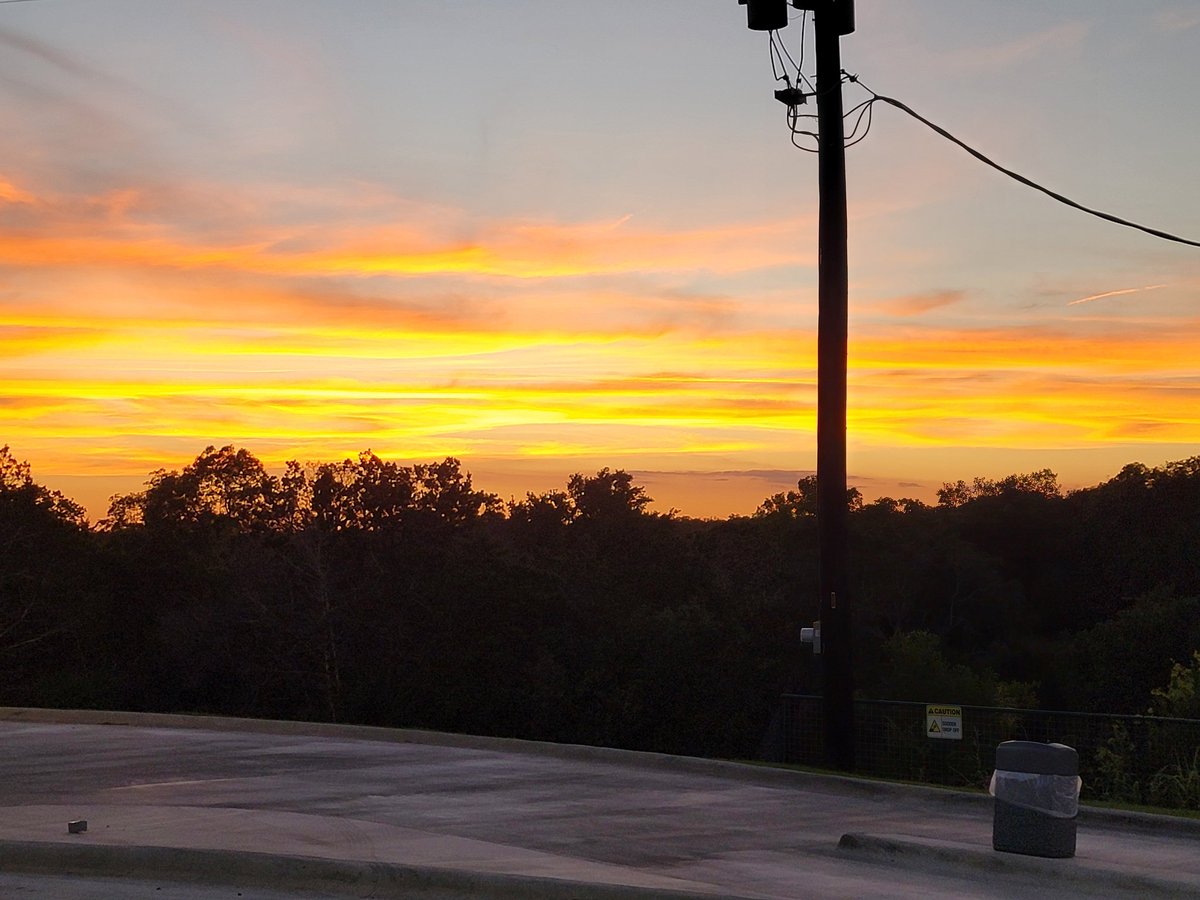 aemcburney's tweet image. Sunset this evening, and the cresent Moon.
.
.
.
#SpringBranch #ComalCounty #Texas #TexasSky #clouds #cloudscape #sky #bluesky #sun #sunset #twilight #dusk #HillCountry #TexasHillCountry #Moon #crescentmoon #waxingcrescent #photo #photograph #photography #nofilter