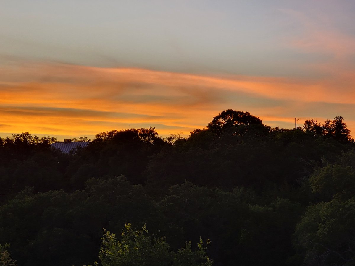 aemcburney's tweet image. Sunset this evening, and the cresent Moon.
.
.
.
#SpringBranch #ComalCounty #Texas #TexasSky #clouds #cloudscape #sky #bluesky #sun #sunset #twilight #dusk #HillCountry #TexasHillCountry #Moon #crescentmoon #waxingcrescent #photo #photograph #photography #nofilter