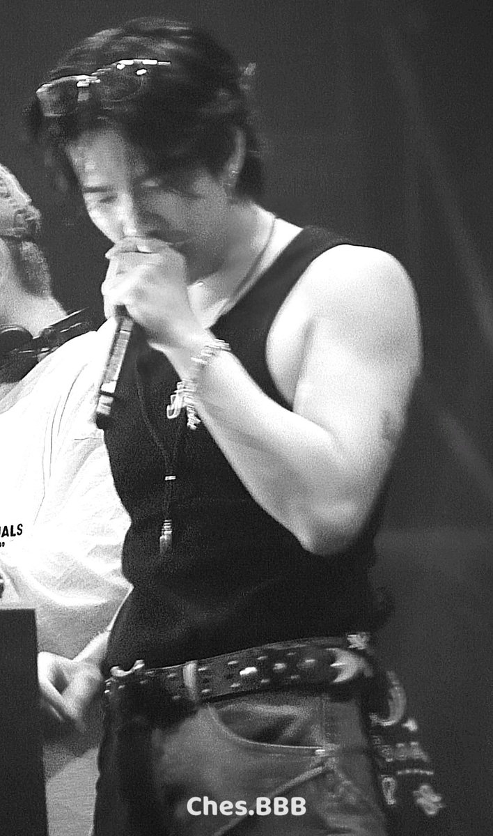 BBBluveU's tweet photo. So hot 🔥 https://t.co/kALDzF89Go