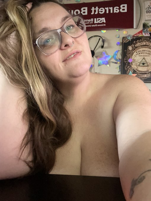 Far too pretty to have to go to work every day, don't you think? If I could just stay home, take photos/videos<a href="/tag/findom"class="tags"><span>#findom</span></a><a href="/tag/nsfw"class="tags"><span>#nsfw</span></a><a href="/tag/submissive"class="tags"><span>#submissive</span></a>