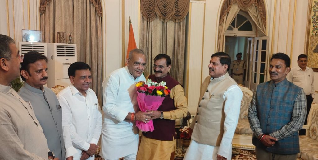 आज राजभवन में विजयपुर विधानसभा से विधायक श्री <a href="/rawat_ramniwas/">Ramniwas Rawat</a> को मध्यप्रदेश सरकार में कैबिनेट मंत्री पद की शपथ लेने पर बधाई एवं शुभकामनाएँ दी।