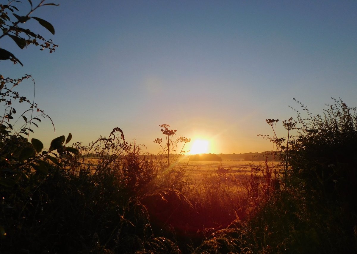 IanW1985's tweet photo. Sunshine after showers yesterday #loveukweather #sunrise #Lincolnshire https://t.co/0pRgiV9hk7