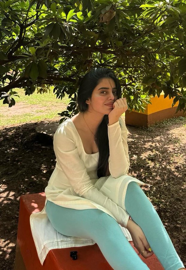 GR8Q7hTW8AAHvze?format=jpg&name=900x900