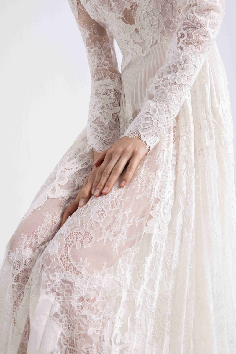 destina_bridal's tweet photo. 【NEWS】
バルセロナ🇪🇸からYolancris(ヨーランクリス)の新作ドレスが到着
ディスティーナでも人気のブランドです。
新しいドレスのファーストフィッティング
他にはないこの一着を・・・
#札幌結婚式
#札幌フォトウェディング
#あいプラン
#インポートドレス
#Barcelona
#YOLANCRIS https://t.co/Bvc4fUDVyc