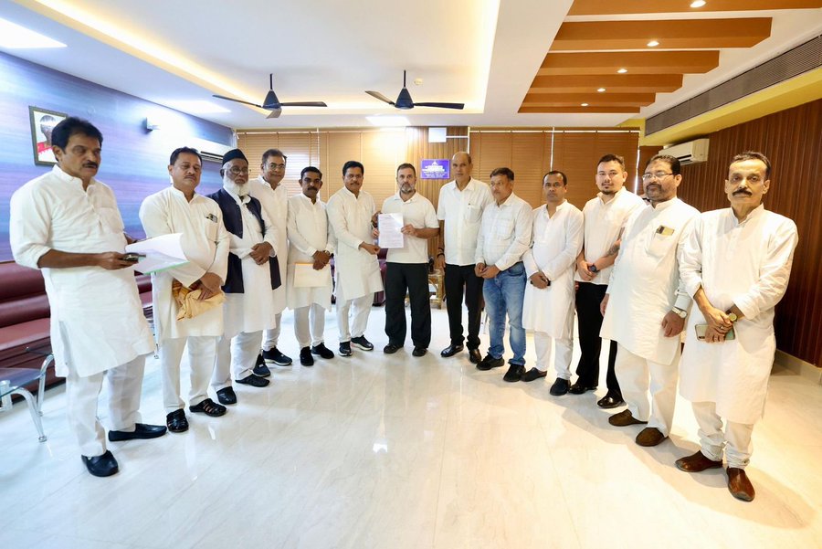 TimesNow's tweet photo. A team of Assam Pradesh Congress Committee (APCC) led by President Bhupen Borah submitted a memorandum to LoP Rahul Gandhi, urging him to raise the issue of perennial floods in Assam in Parliament: AICC
(Source AICC)
#RahulGandhi #Congress #AIPCC #Assam https://t.co/zuYTqwm7n8