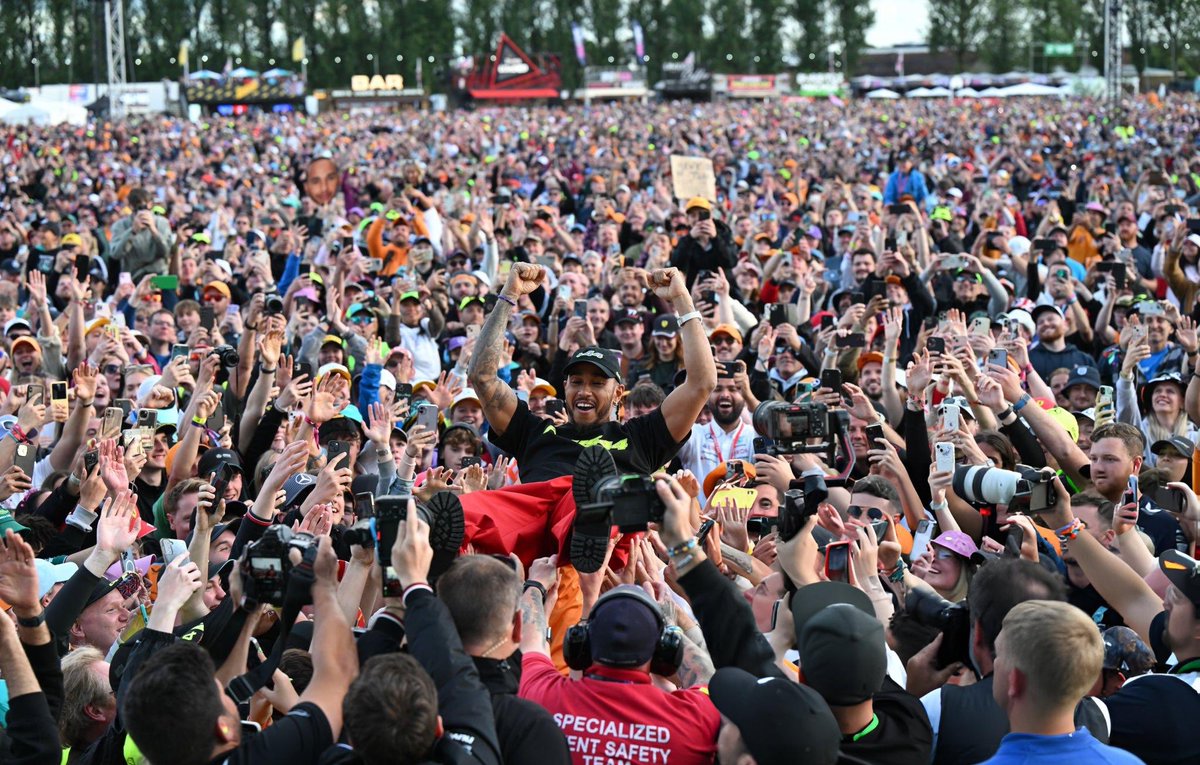 SirLewisUpdates's tweet image. Crowd surfin🌊