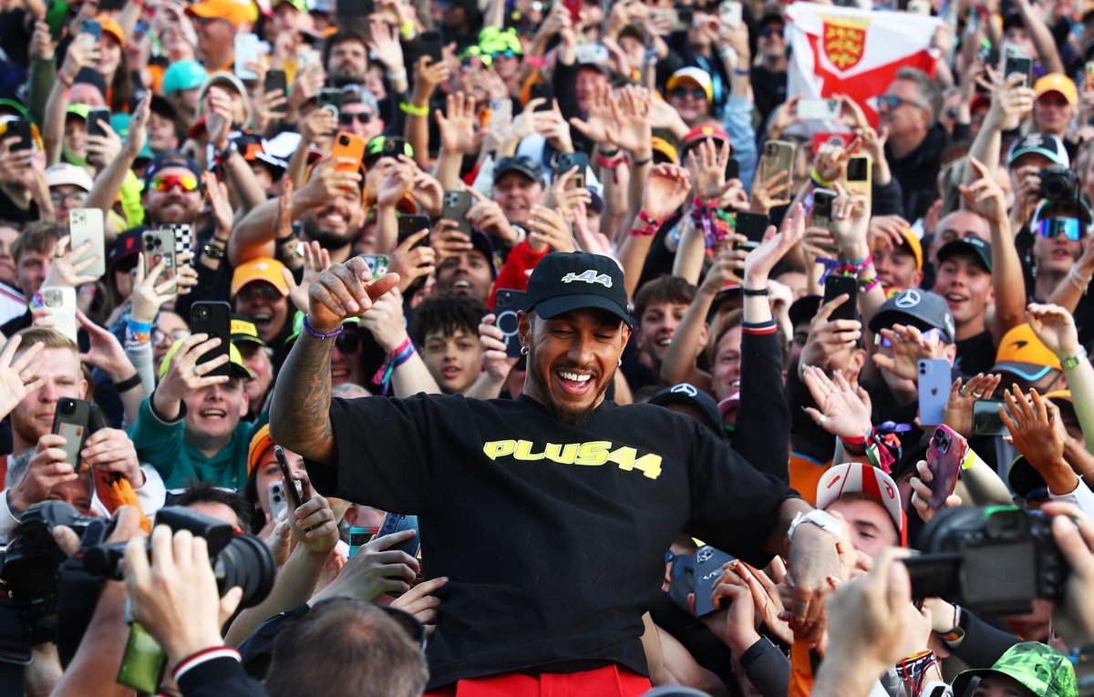 SirLewisUpdates's tweet image. Crowd surfin🌊