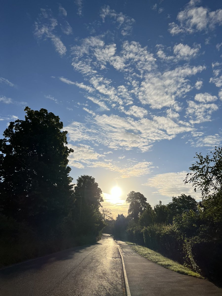 h157_helen's tweet photo. Beautiful sunrise this morning as I am up early to join the #Holex event to network and hear about the new narrative for adult education with the great folk from adult education organisations https://t.co/cb02dDoJfB