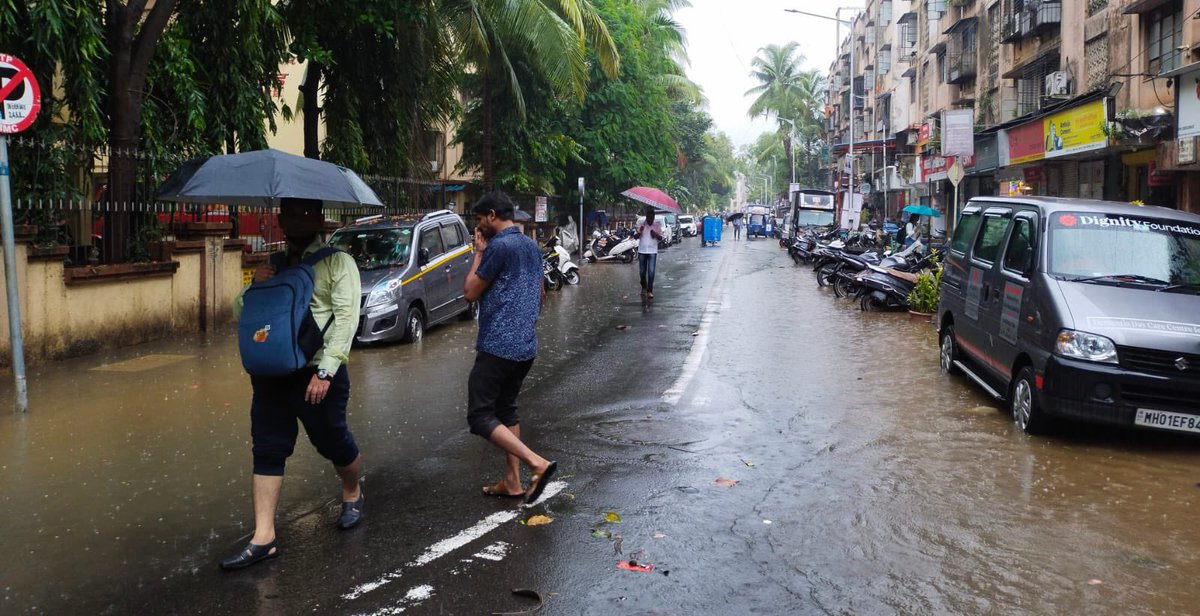mid_day's tweet image. #Waterlogged visuals from #Sion, #Matunga area in #Mumbai due to heavy rainfall  

Photos: @KIRTISURVE 

#MumbaiRains  #HeavyRainfall #WaterLogging #News #NewsUpdates
