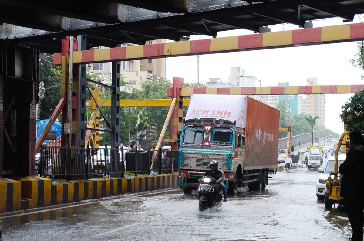 mid_day's tweet image. #Waterlogged visuals from #Sion, #Matunga area in #Mumbai due to heavy rainfall  

Photos: @KIRTISURVE 

#MumbaiRains  #HeavyRainfall #WaterLogging #News #NewsUpdates