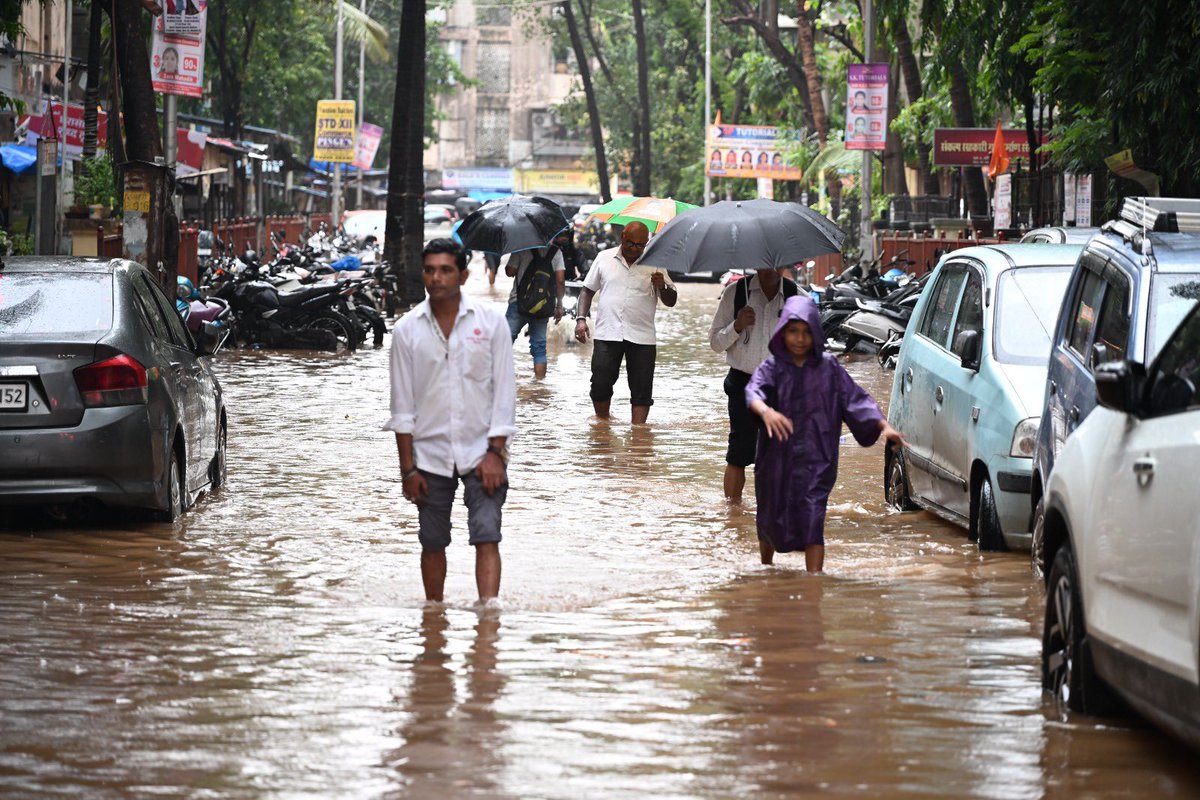 mid_day's tweet image. #Waterlogged visuals from #Sion, #Matunga area in #Mumbai due to heavy rainfall  

Photos: @KIRTISURVE 

#MumbaiRains  #HeavyRainfall #WaterLogging #News #NewsUpdates