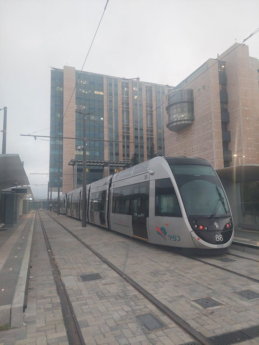 הנה באה הרכבת. הארכת הקו הראשון. הבוקר עם אור ראשון נערכה נסיעת מבחן של הרכבת הקלה מבית החולים הדסה עין כרם לצומת אורה.