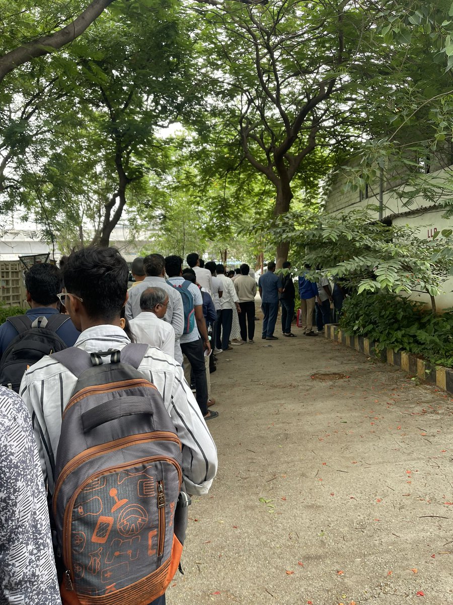 avinashfcb's tweet photo. @TelanganaCMO @INCTelangana @telangana @revanth_anumula Uppal RTO. It was almost 1hour standing in the line everyone are facing problems please make minimum counters they are only having one counter and talking rude to everyone https://t.co/pHipOwwsMA