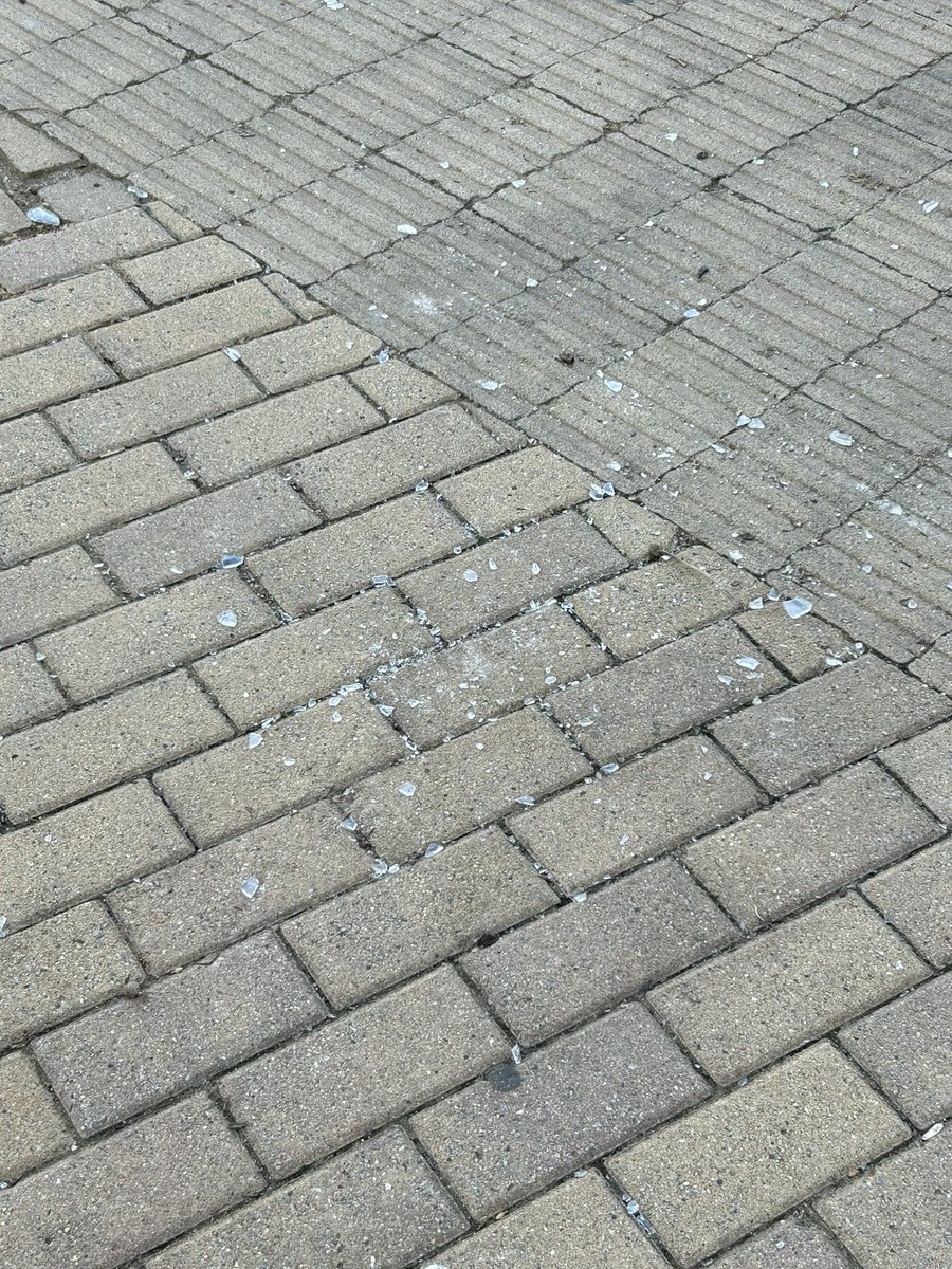 <a href="/ajsantcugat/">Aj. Sant Cugat</a> una semana con la calle Vallseca (altura N 138) llena de cristales y suciedad y aquí no limpia nadie. Sant Cugat da asco de lo sucia que está, y ahora, además peligrosa para nuestros hij@s