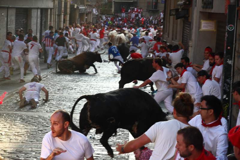 Dónde habrán quedado esos años en los que se sembraba el terror por las calles de Pamplona… Ahora tenemos encierro con tintes de procesión pero con ritmo de F1 en fin. #Encierro2RTVE