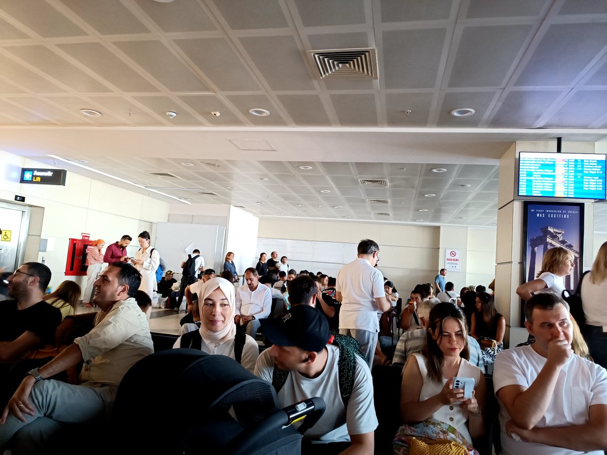yusufevran's tweet image. Türkiye&apos;nin dünyaca ünlü turizm kenti Antalya&apos;nın Havaalanı rezaleti. Hava alanı çalışanları turizmin en yoğun olduğu günlerde grev yapıyormuş. Bu rezilliği bitirecek bir yetkili yokmu.  @AliYerlikaya @a_uraloglu @RTErdogan @AntalyaValilik @hulusisahin61