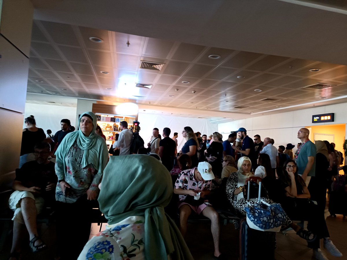 yusufevran's tweet image. Türkiye&apos;nin dünyaca ünlü turizm kenti Antalya&apos;nın Havaalanı rezaleti. Hava alanı çalışanları turizmin en yoğun olduğu günlerde grev yapıyormuş. Bu rezilliği bitirecek bir yetkili yokmu.  @AliYerlikaya @a_uraloglu @RTErdogan @AntalyaValilik @hulusisahin61