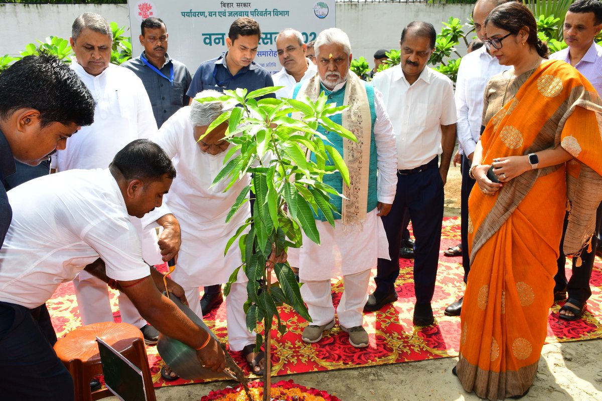 IPRDBihar's tweet image. माननीय मुख्यमंत्री @NitishKumar ने वन महोत्सव-2024 राज्य स्तरीय समारोह का शुभारंभ किया ।

@DrPremKrBihar 
@BandanaPreyashi 
@DEFCCOfficial 
@JJHMBihar 
#JJHM 
#JalJeevanHariyali 
#DefccBihar