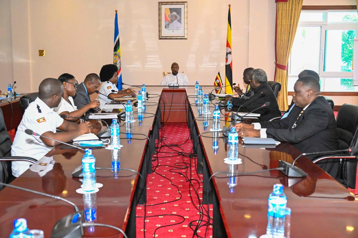 MarthaByabagamb's tweet photo. Great news from @KiiraMotors Corporation! CEO Mr.  @PIMusasizi updated HE. @KagutaMuseveni on successful market testing of #KayoolaBuses across East Africa. Over 600,000 km traveled with positive client feedback proves our commitment to quality and efficiency.

#KayoolaBuses https://t.co/bZ8KUh1HWv