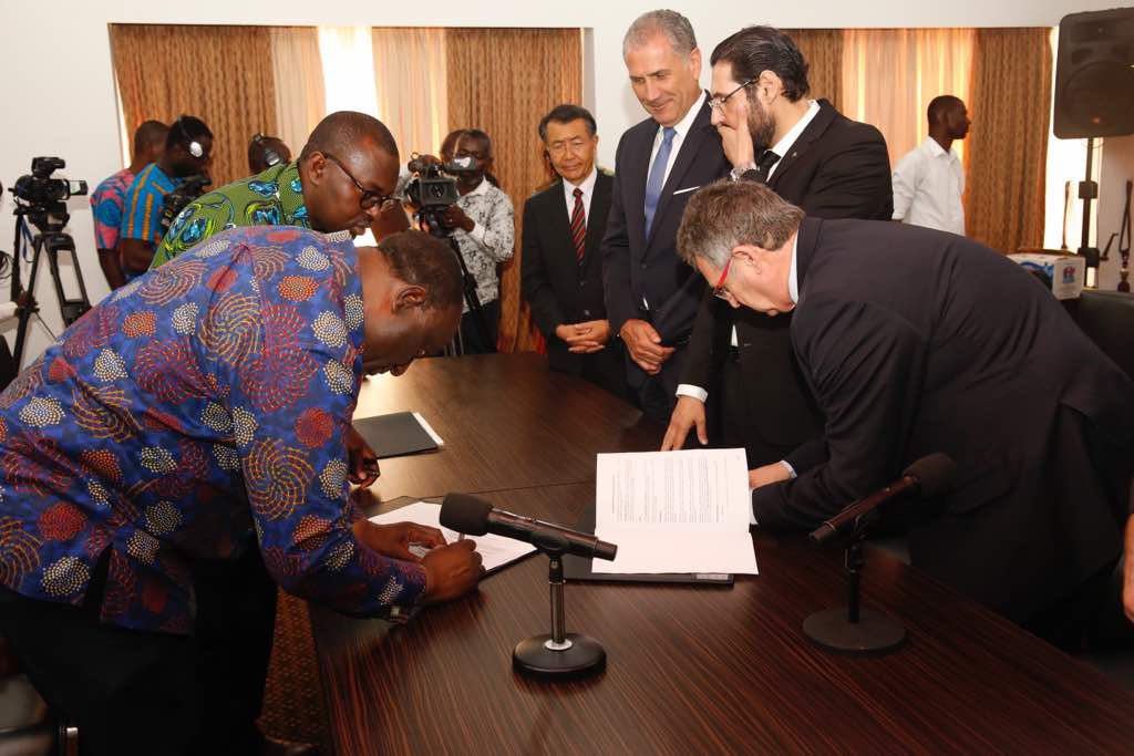 DANIELAGYEISAR1's tweet photo. November, 2018, if I may recall, on the back of the Automobile Development Policy by @AlanKyerematen under @NAkufoAddo, Ghana signed an MoU with Nissan Group of Africa.This is what made Gh🇬🇭  the hub of 5 giant auto manufacturers. 
#Alan2024
#JobsForThePeople 
#CashForThePeople https://t.co/p0zmIxpFX3